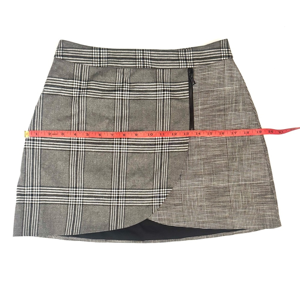Alice + Olivia Lennon Plaid Wrap Mini Skirt Gray Size 6 - Picture 3 of 9